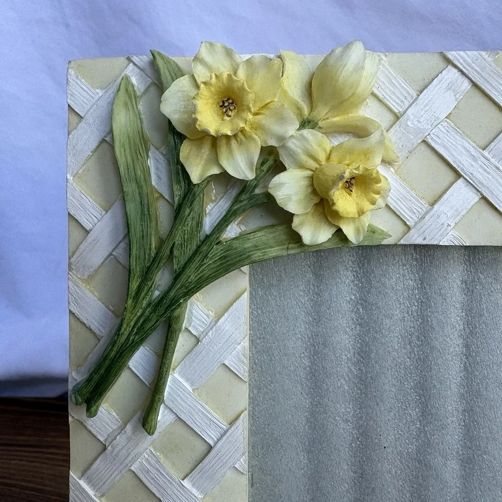 Vintage Floral Picture Frame Daffodils Ladybug Lattice Design Resin 4x6